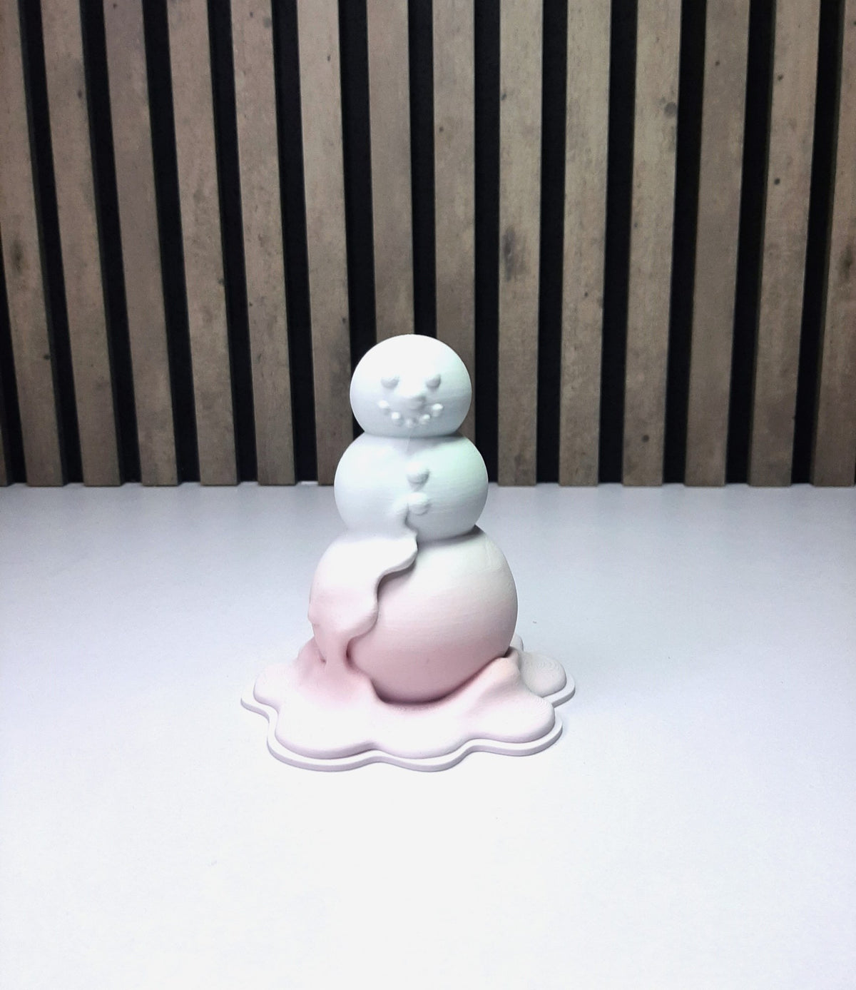Modern figur av en smältande snögubbe