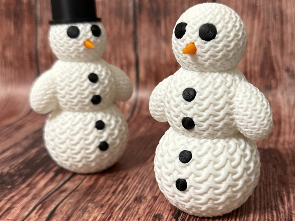 Söt snögubbsfigur med stickad look