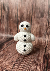 Söt snögubbsfigur med stickad look