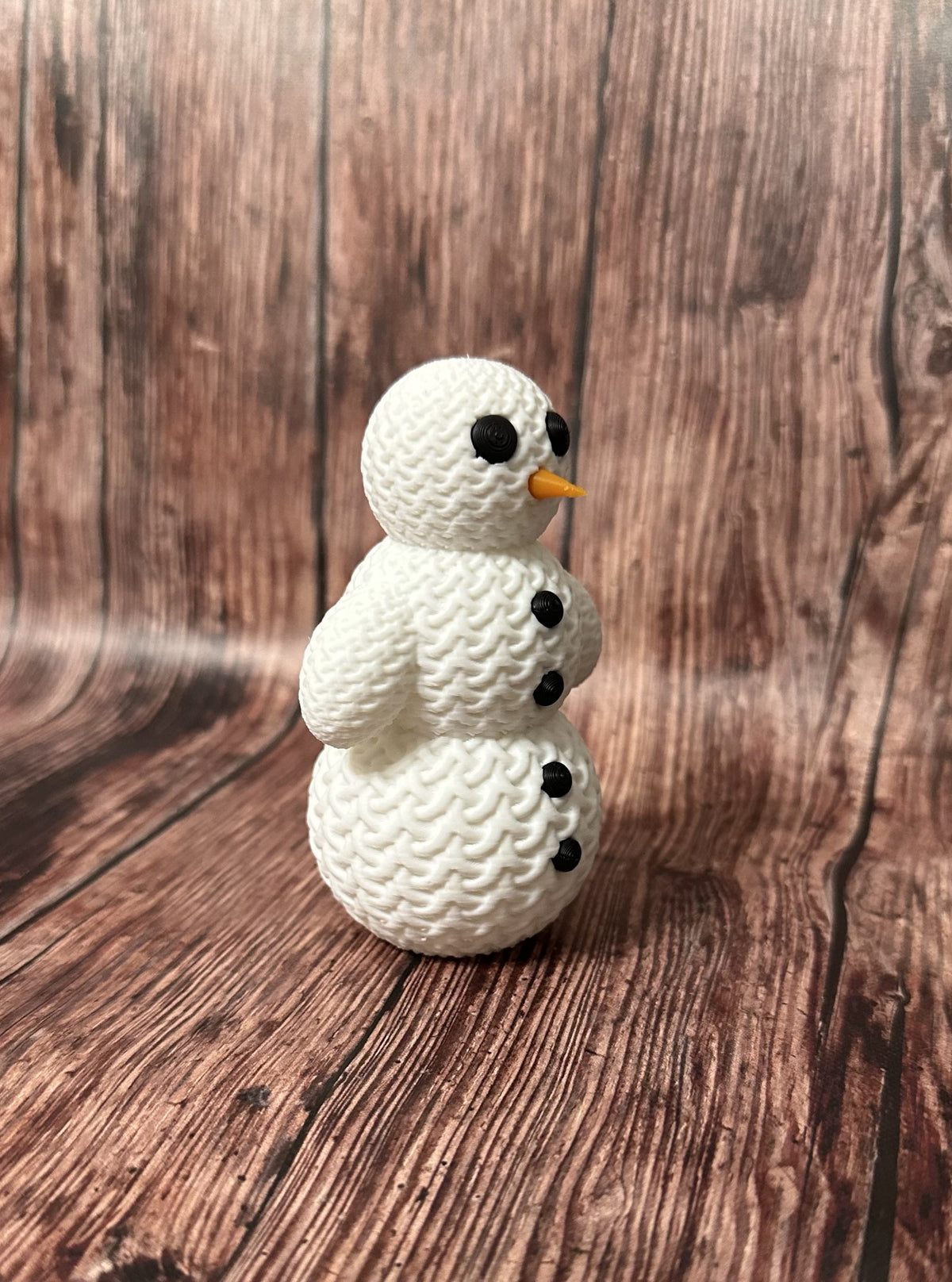 Söt snögubbsfigur med stickad look