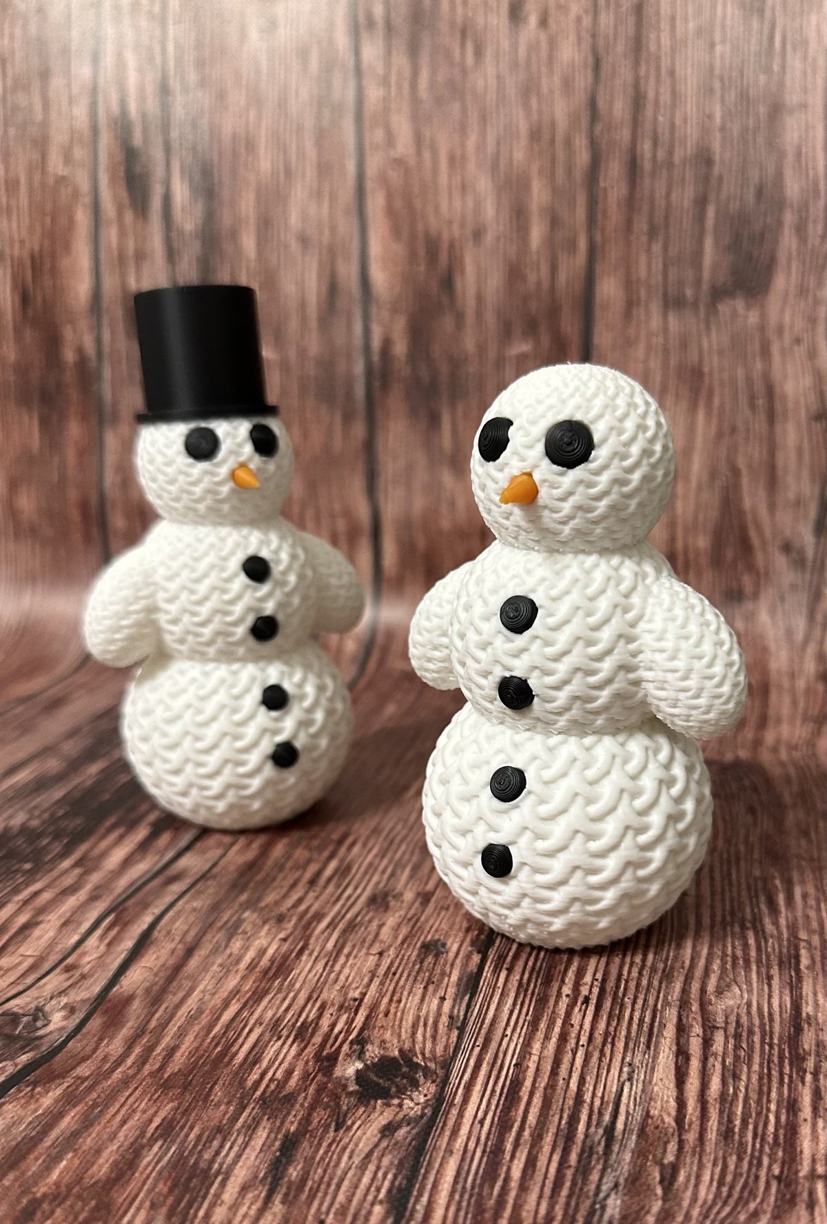 Söt snögubbsfigur med stickad look