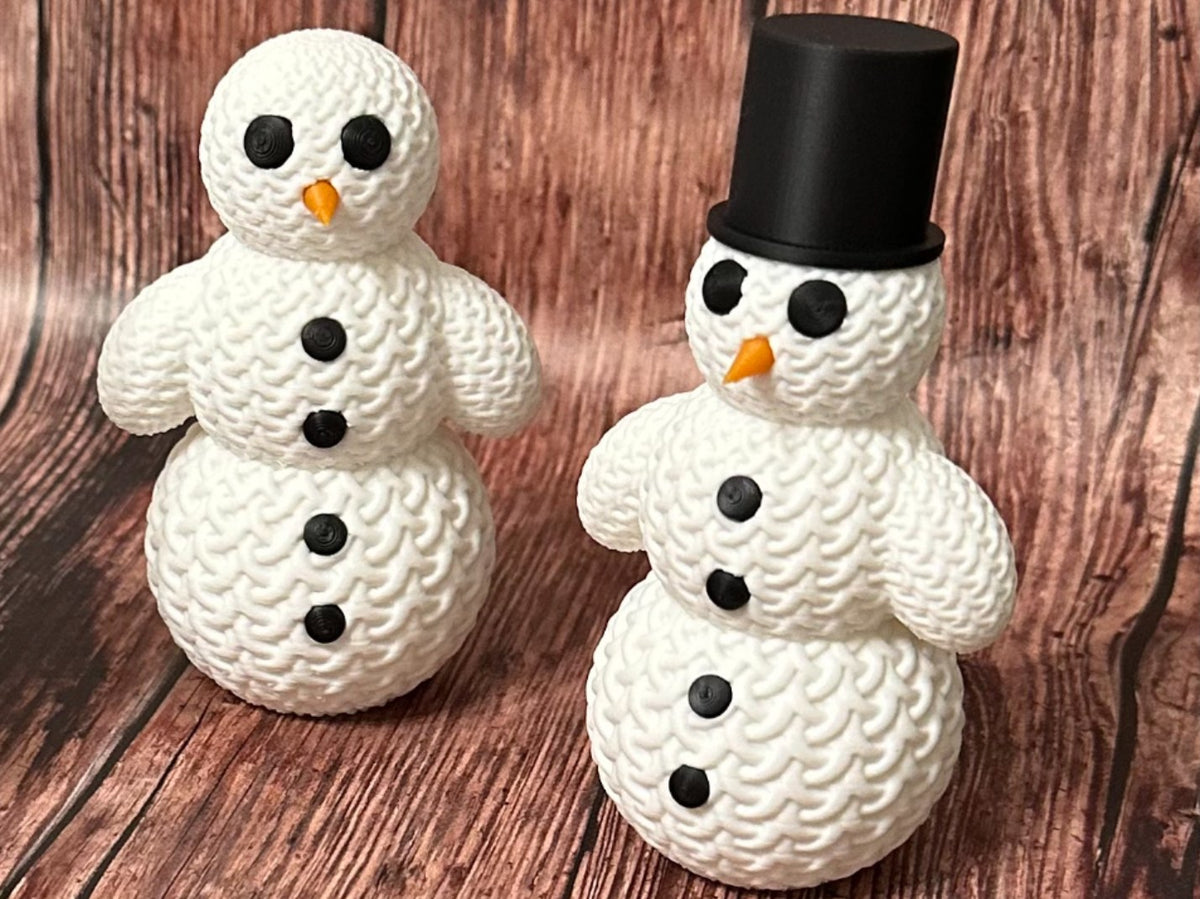 Söt stickad snögubbe med hatt