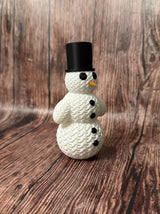 Söt stickad snögubbe med hatt