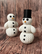Söt stickad snögubbe med hatt