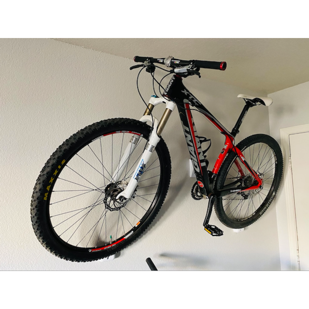 Väggfäste för mountainbike med pedalkrok