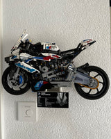 Väggfäste för LEGO BMW S1000RR med hål för skylten