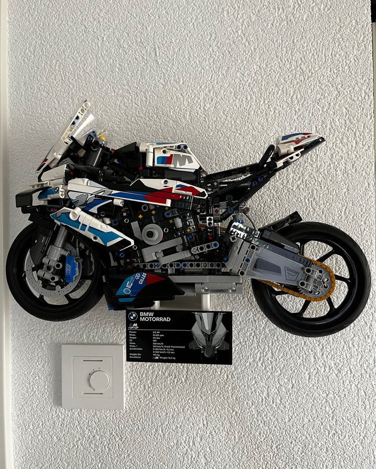 Väggfäste för LEGO BMW S1000RR med hål för skylten