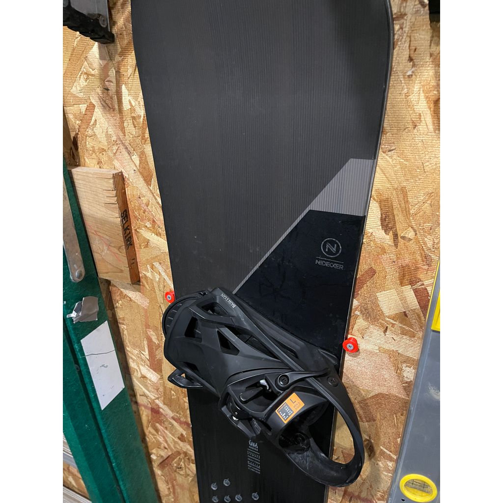 Vertikalt väggfäste för snowboard