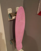 Väggfäste för skateboard – rymmer longboard och pennyboard
