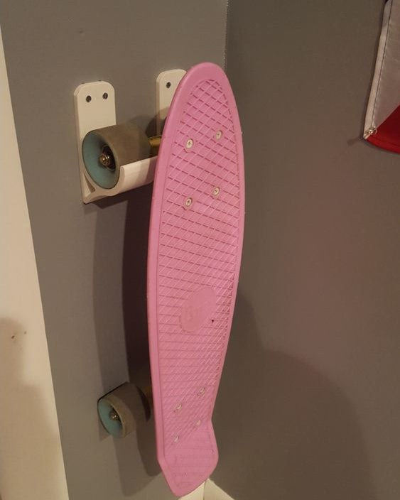 Väggfäste för skateboard – rymmer longboard och pennyboard