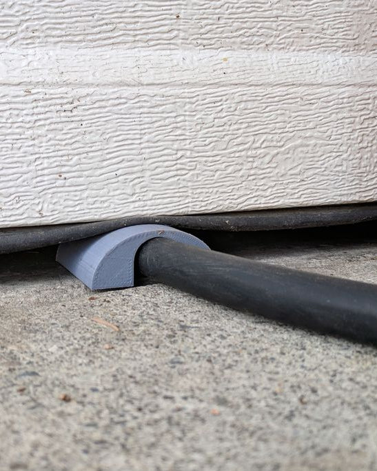 Kabelgenomföring vid garageport för elbilens laddkabel
