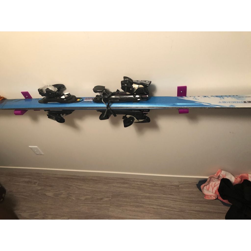 Väggfäste för skidor med bindningar