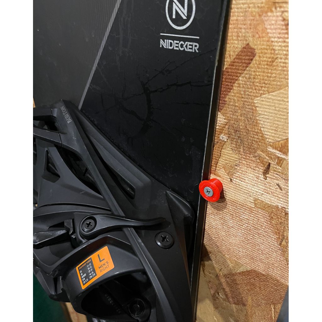 Vertikalt väggfäste för snowboard