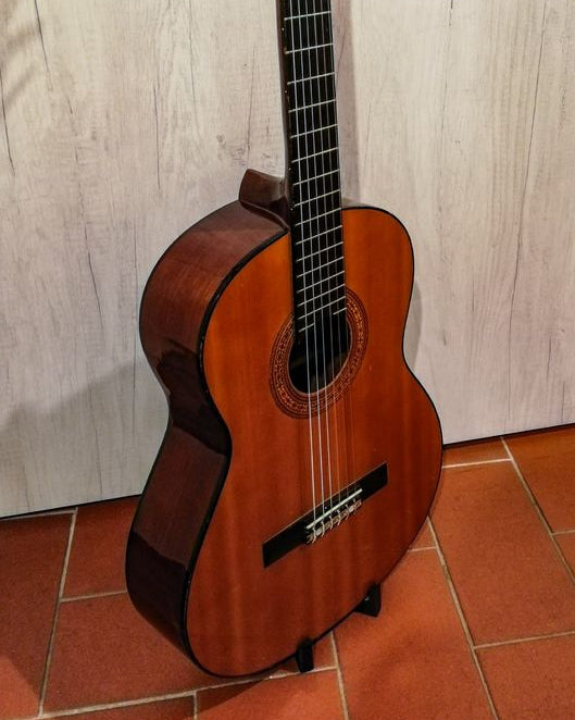 Gitarrställ för akustisk och klassisk gitarr