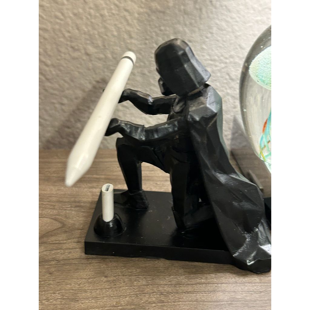 Low poly Darth Vader-hållare för Apple Pencil
