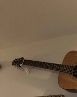 Väggfäste för akustisk gitarr