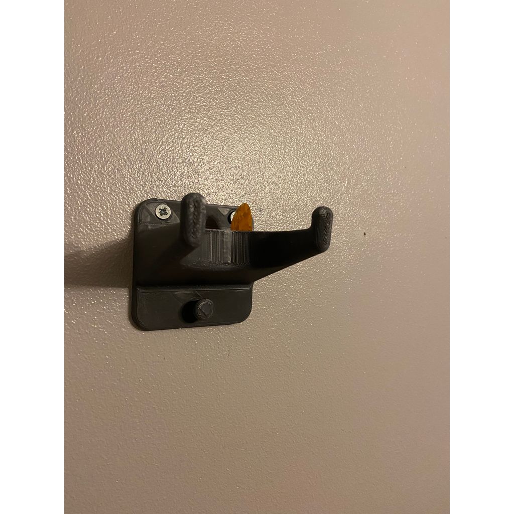 Väggfäste för gitarr med plektrumhållare och bandkrok