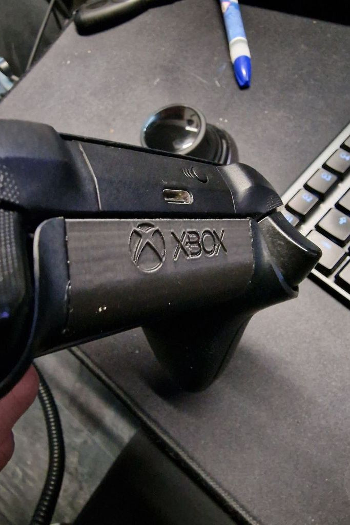 Batterilock för Xbox One-handkontroll modell 1914