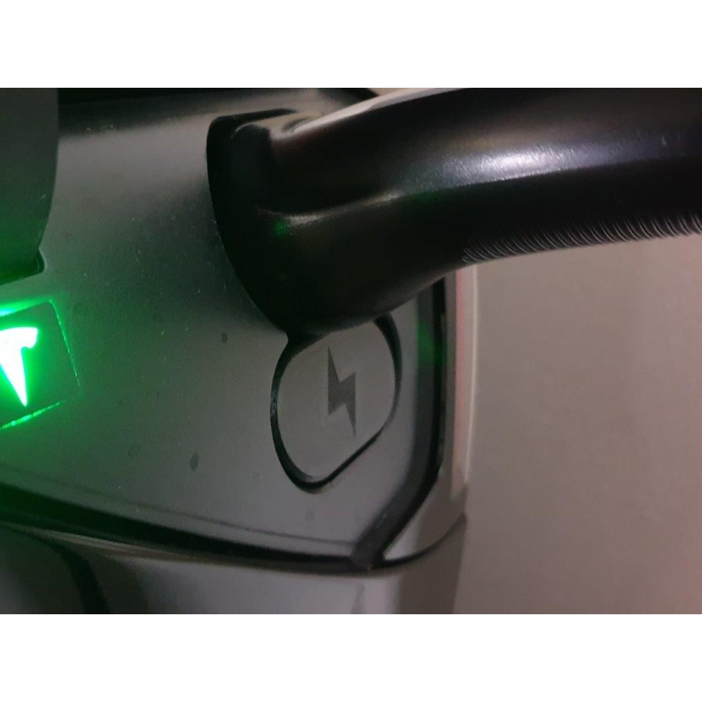 Lock för CCS-laddport på Tesla Model 3