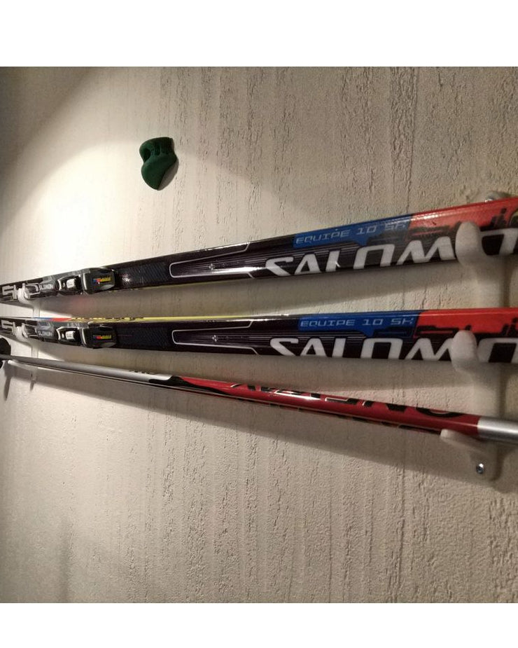 Väggfäste för skidor och stavar
