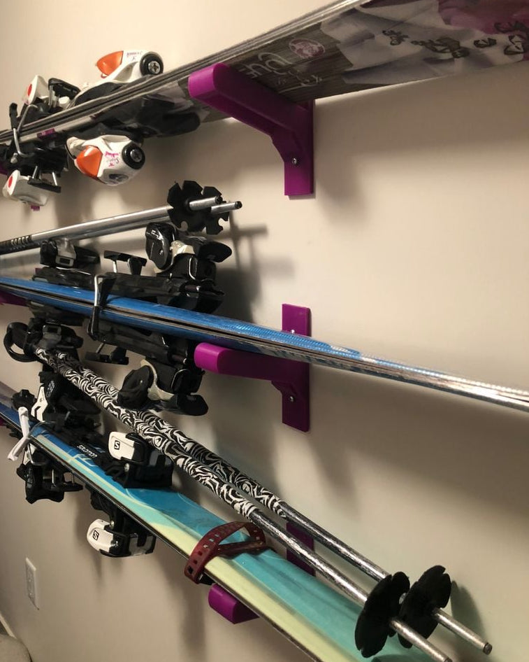 Väggfäste för skidor med bindningar