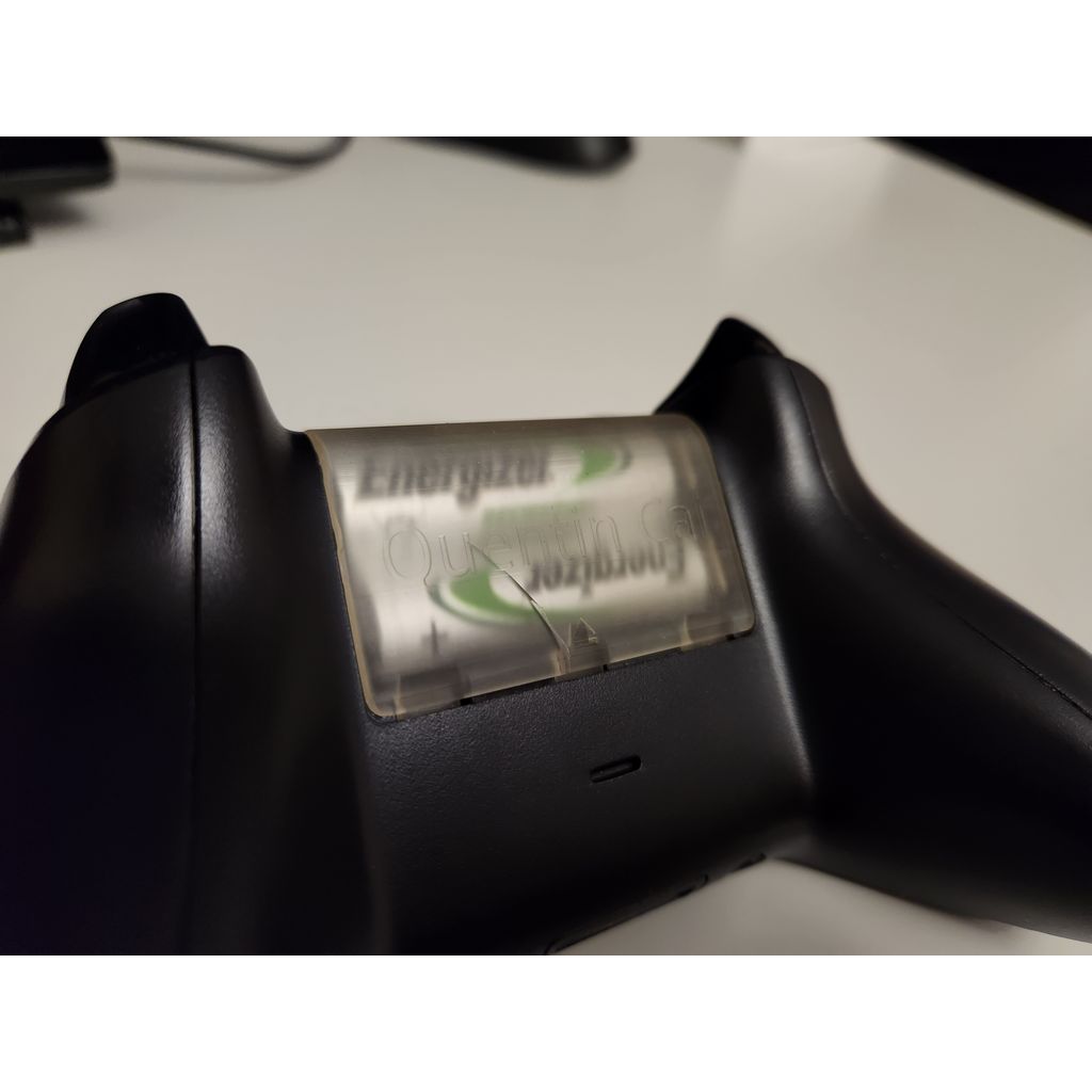 Batterilucka till Xbox med logga och utmatningssymbol