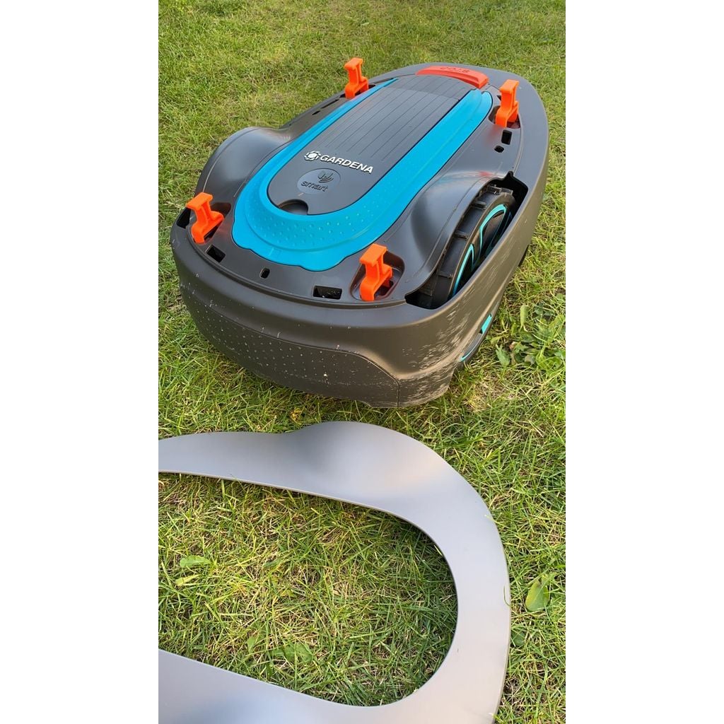 Verktyg för att öppna kåpan på Gardena Sileno City-robotgräsklippare