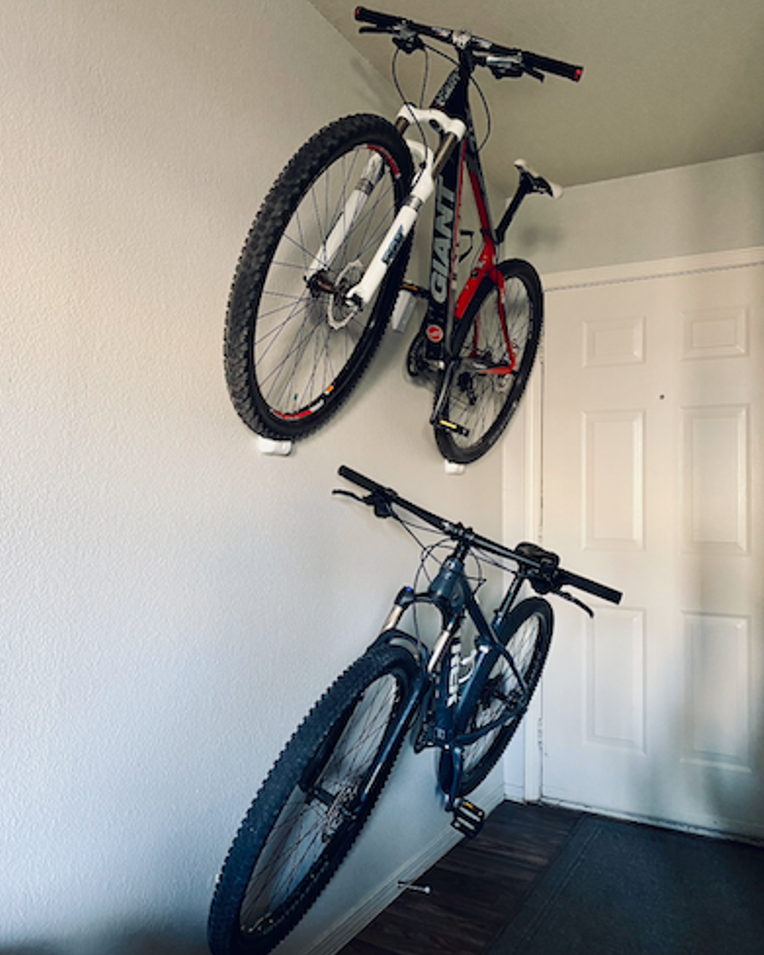 Väggfäste för mountainbike med pedalkrok
