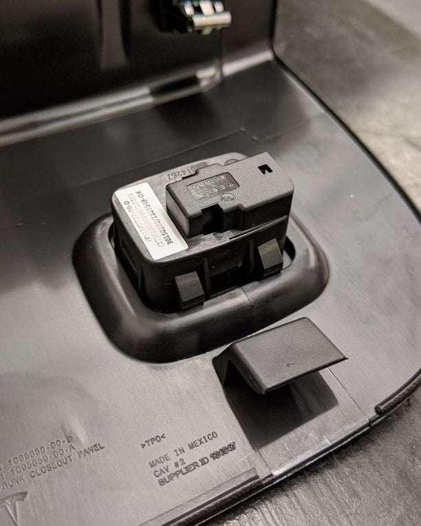 Skydd för frunkknappen i Tesla Model 3 – förhindrar oavsiktlig öppning