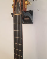 Bredare väggfäste för spanska gitarrer